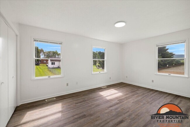 Building Photo - Recently Updated Home Near Virginia Tech