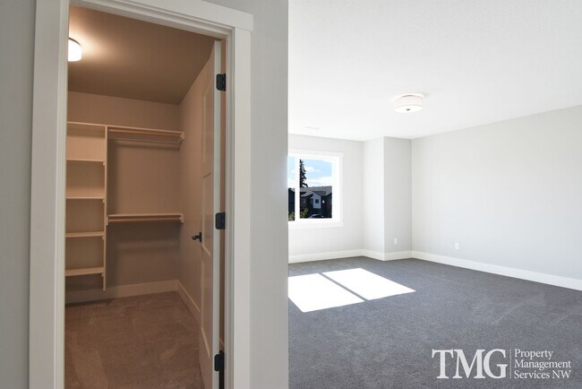 Building Photo - AmazingTownhome with Stunning Finishes! 1900+ Sq Ft, Fenced Yard!
