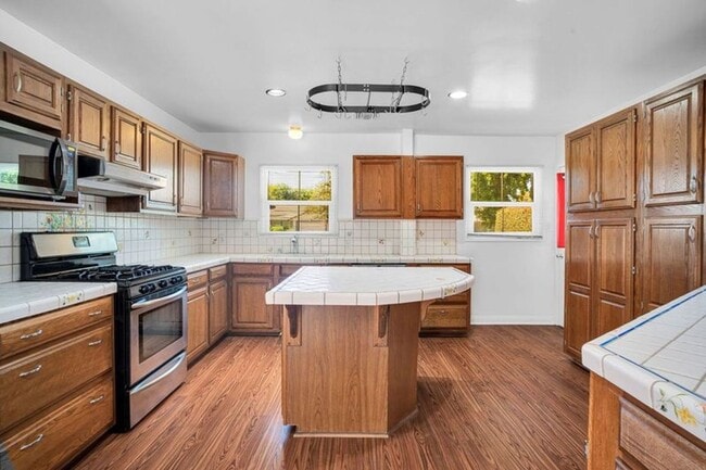 Building Photo - Stunning Northridge 4+2 Single Family House