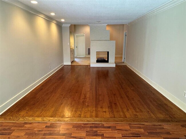 Building Photo - 2251 Country Club Dr