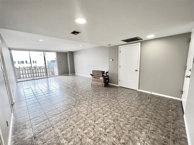 Building Photo - 2016 Main St