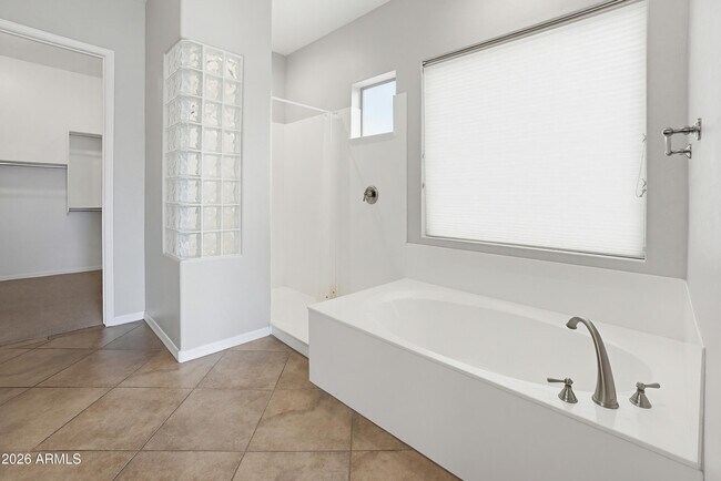 Building Photo - 1735 W Aloe Vera Dr