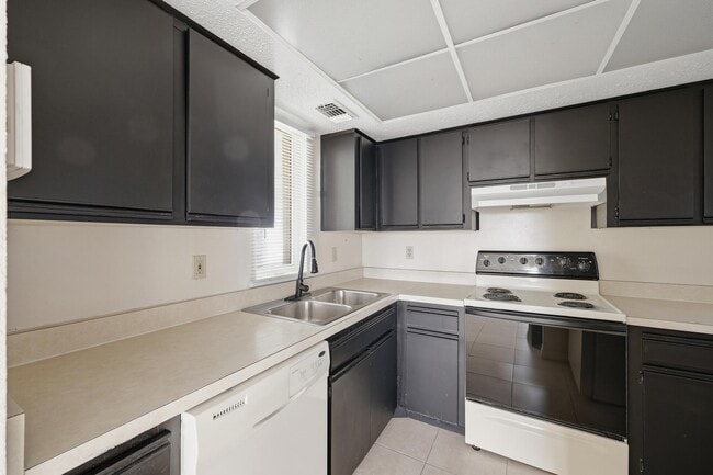 Building Photo - 1502 SE Royal Green Cir