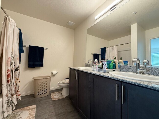 Building Photo - COMING SOON! 3/BD 2.5/BA Townhouse W/ Amaz...