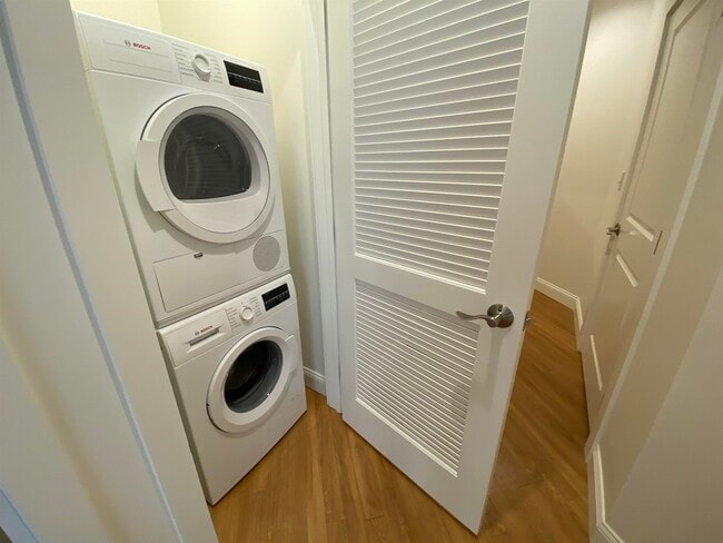 Building Photo - 875 Elm St