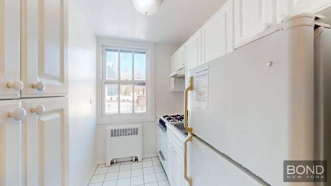 Building Photo - 240 E 35th St