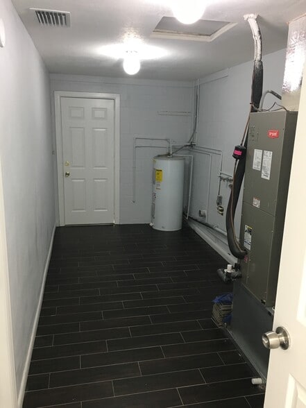 Building Photo - 7104 Hazelwood Ct