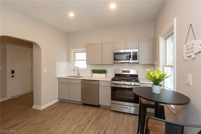 Building Photo - 2057 Fairview