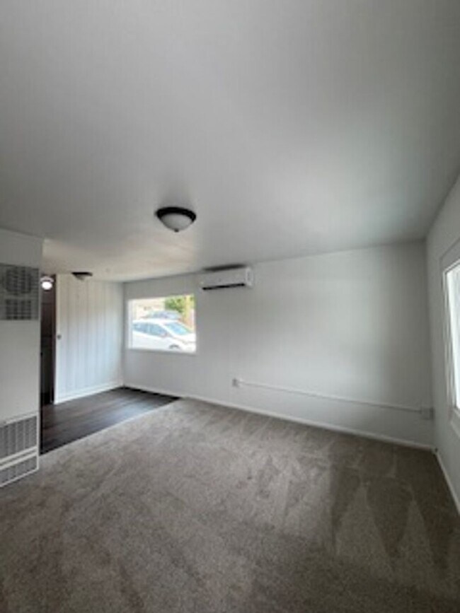 Building Photo - Elm Duplex
