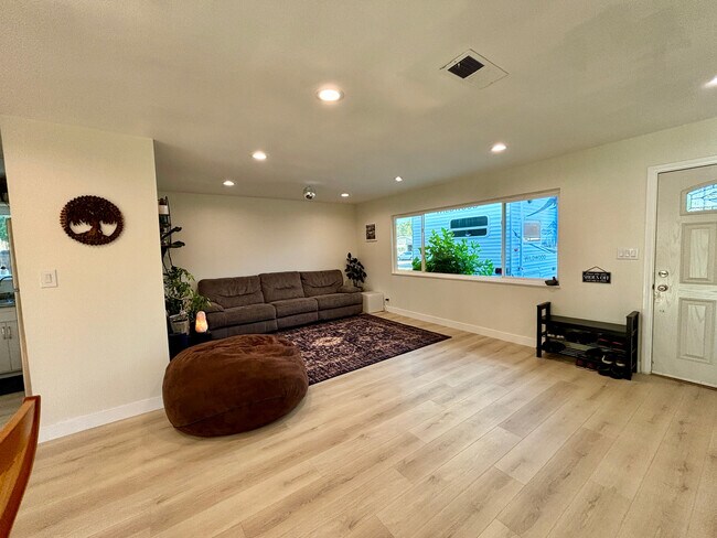 Building Photo - 1333 Currant Ave