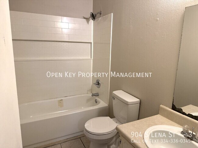 Building Photo - 904 S Lena St
