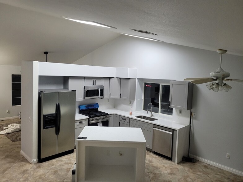 Building Photo - 18885 Oakview Way