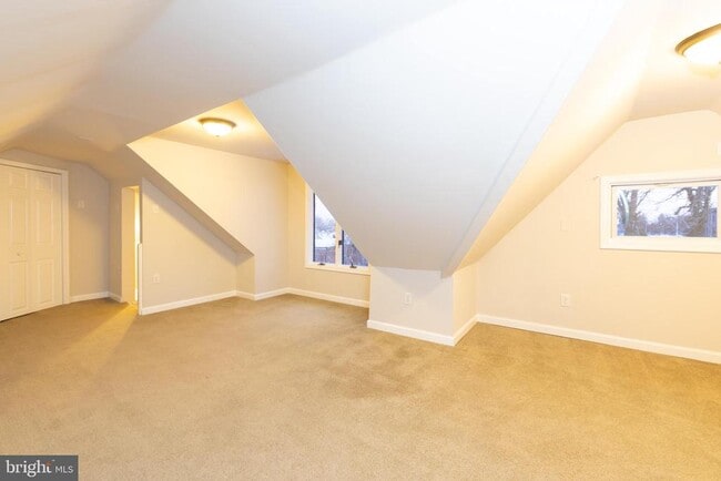 Building Photo - 724 E Locust Ave