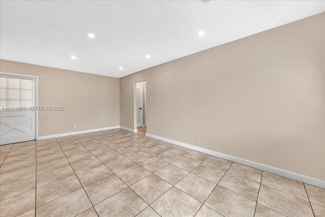 Building Photo - 707 S 19th Ave