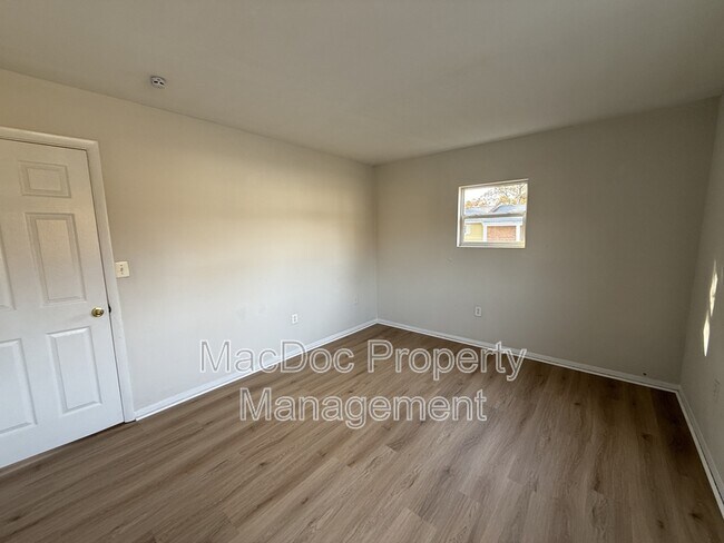 Building Photo - 914 Anvil Rd