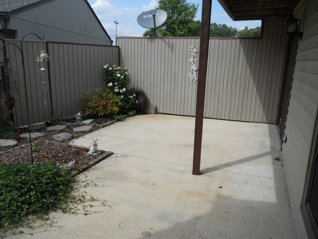 Building Photo - 36 Lakeshore Terrace