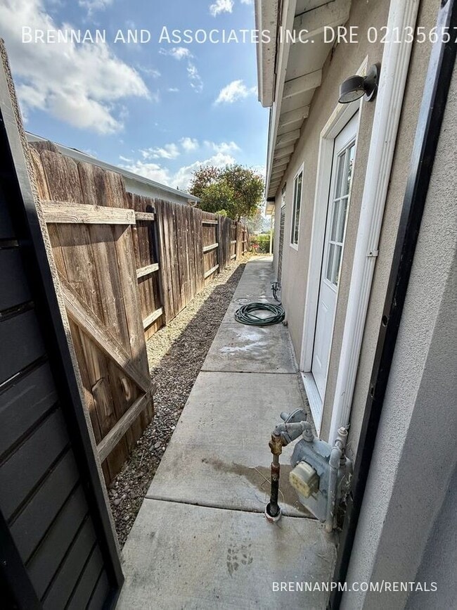 Building Photo - 1569 Parrot St