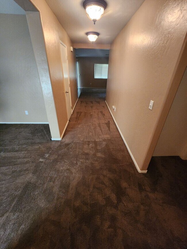 Building Photo - 2884 Sauvignon St
