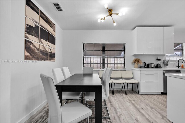 Building Photo - 1510 Normandy Dr