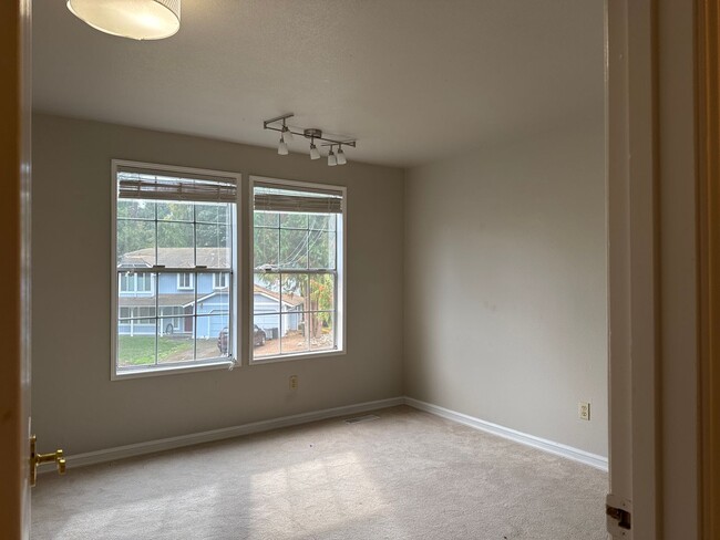 Building Photo - Beautiful Tri-level 3 beds, 2.5 baths plus...