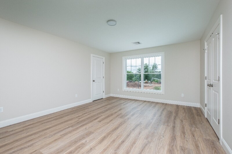 Building Photo - 12 Edgewater Cir