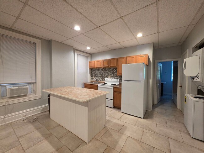 Building Photo - 1420 N Van Buren St
