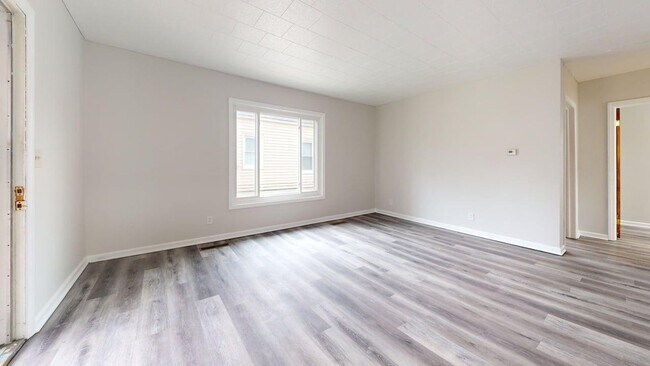 Building Photo - Charming 2 Bedroom Home in Akron