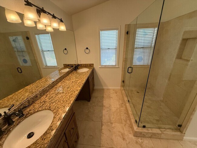 Building Photo - Updated 2 Bed + Loft / 2 Bath Home in Desi...