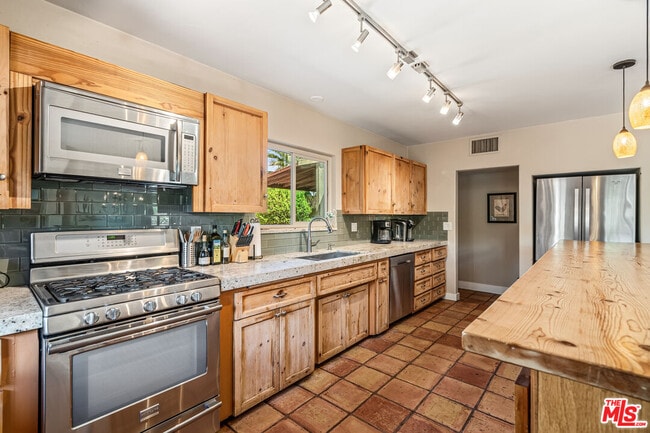 Building Photo - 74550 Old Prospector Trail