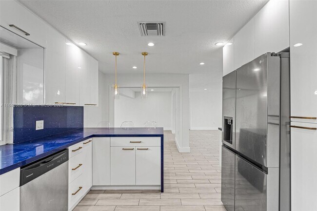 Building Photo - 9021 NW 7th Ct