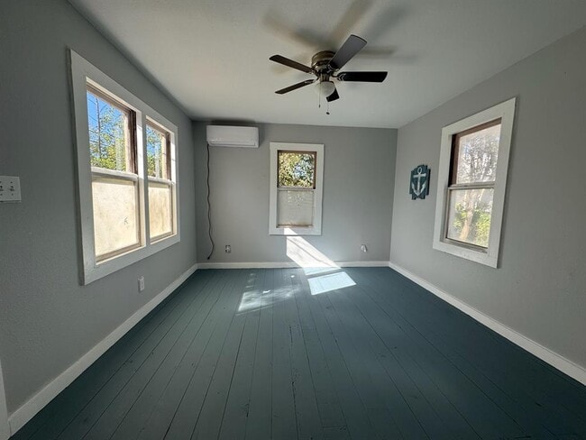 Building Photo - 511 Main St