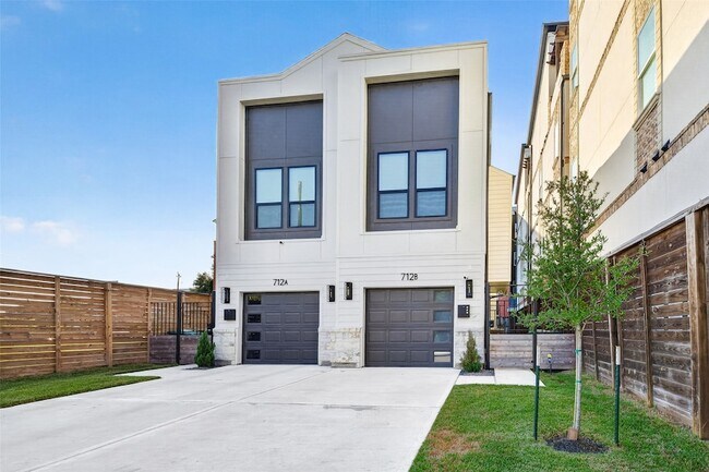 Building Photo - 712 Delano St
