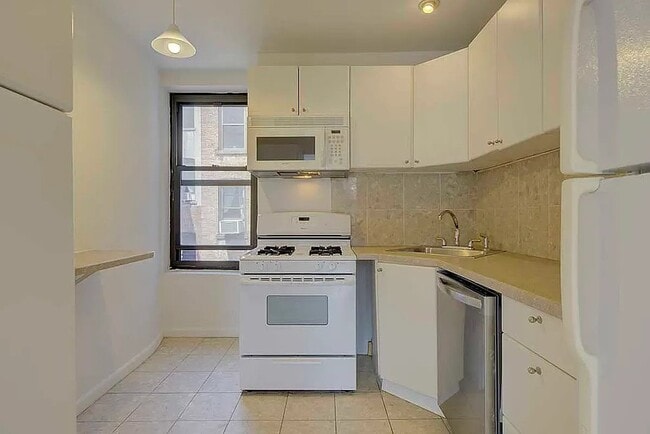 Building Photo - 141 W 10th St
