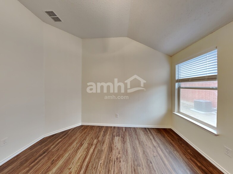 Building Photo - 1041 McKavett Dr