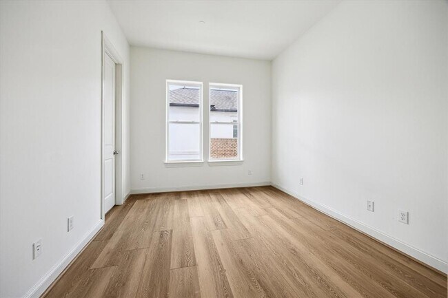 Building Photo - 1822 Dart St