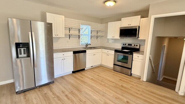 Building Photo - 2004 Chambers Dr NE