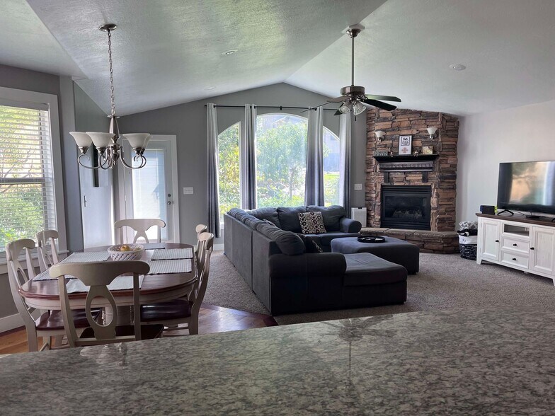 Building Photo - 639 S Appaloosa Cir