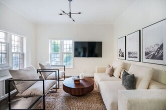 Building Photo - 10 5th Ave