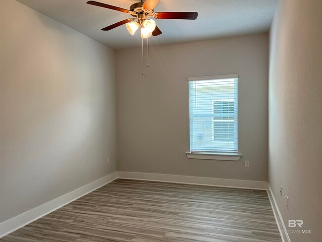 Building Photo - 656 Overland Dr