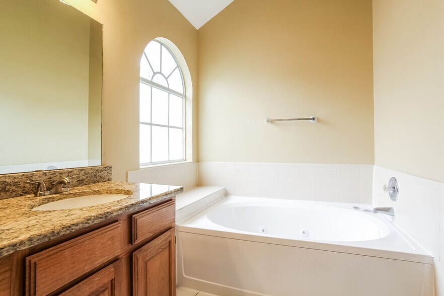 Building Photo - 6018 Fern Hollow Ct