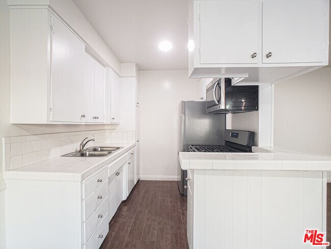 Building Photo - 453 N Kingsley Dr