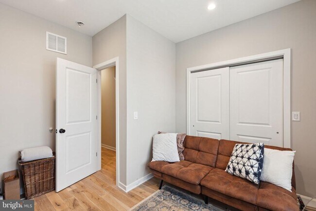 Building Photo - 1510 N Hollywood St