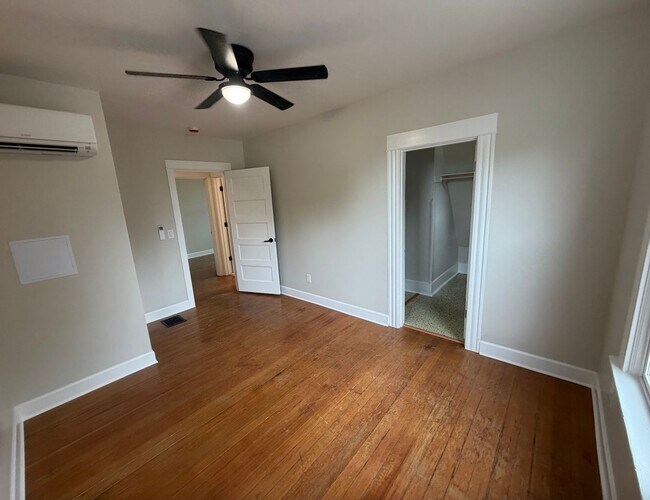 Building Photo - Gorgeous Newly Remodeled Upper Unit in Buckman with Washer/Dryer, A/C