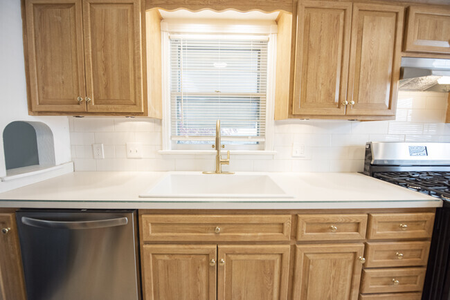 Building Photo - 5976 Hodgman Dr