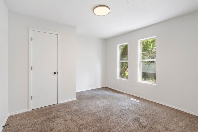 Building Photo - 3 bedroom | 2 bathroom | PETS WELCOME!