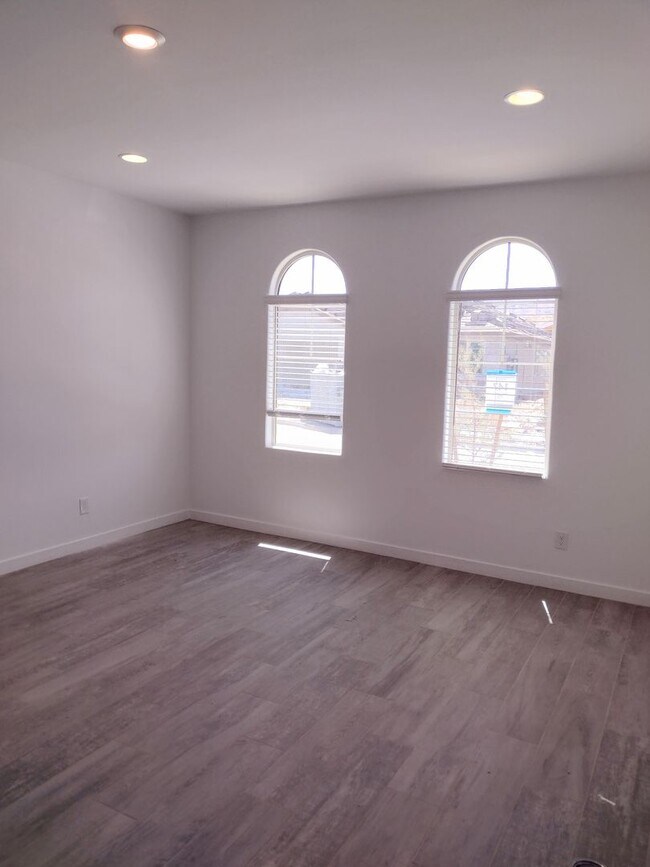Building Photo - NEWER BUILD IN BEAUTIFUL GATED PHOENIX COMMUNITY!