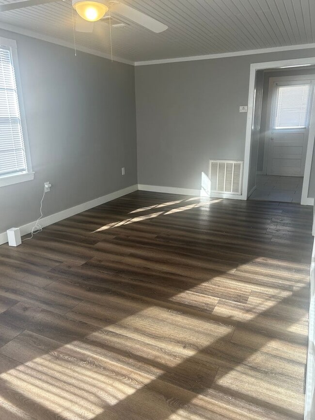 Building Photo - 1009 W 47th St