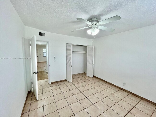 Building Photo - 581 Blue Heron Dr