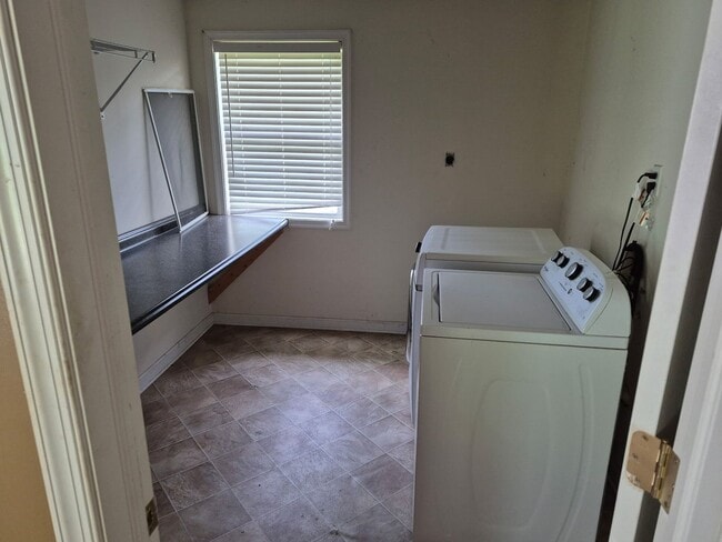 Building Photo - Spacious 3 Bed 2 Bath Rancher In Oxford