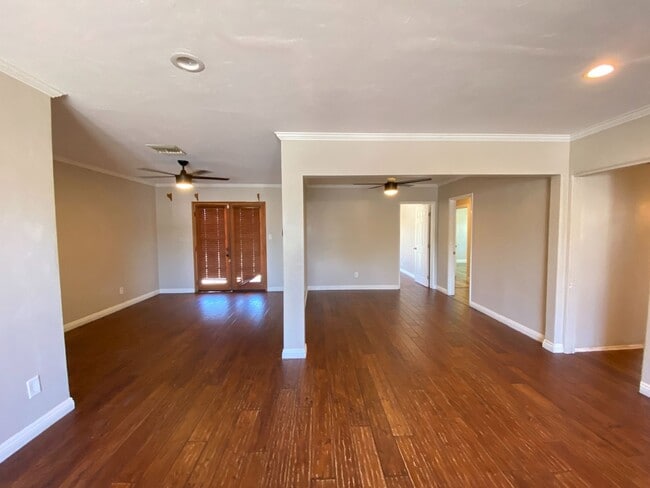 Building Photo - 7BD/4BA, Two Kitchens!